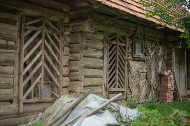 Karpatlar dağlık geleneksel eski ahşap ahır. Hayvancılık için bir yer.