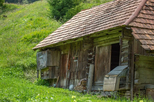 Antiguo Granero Madera Tradicional Las Tierras Altas Los Cárpatos Lugar — Foto de Stock