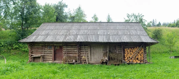 Karpatlar dağlık geleneksel eski ahşap ahır. Hayvancılık için bir yer.