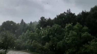 Saçak yavaş hareket su akımları.