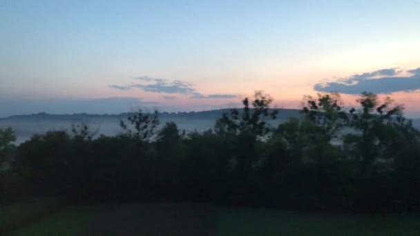 Uitzicht vanuit het raam van de trein in de ochtend. — Stockvideo