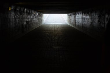 Uzun beton tünel, şehirde yeraltı yaya geçidi.