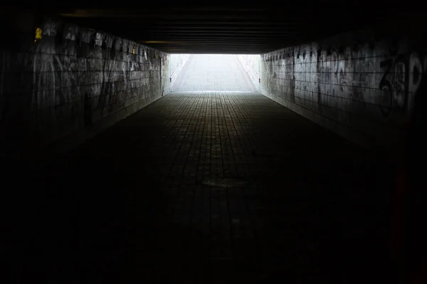 Um longo túnel de concreto, travessia subterrânea de pedestres na cidade . — Fotografia de Stock