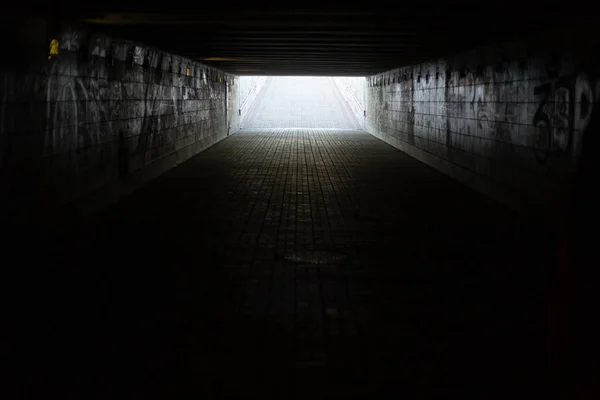 Uzun beton tünel, şehirde yeraltı yaya geçidi.
