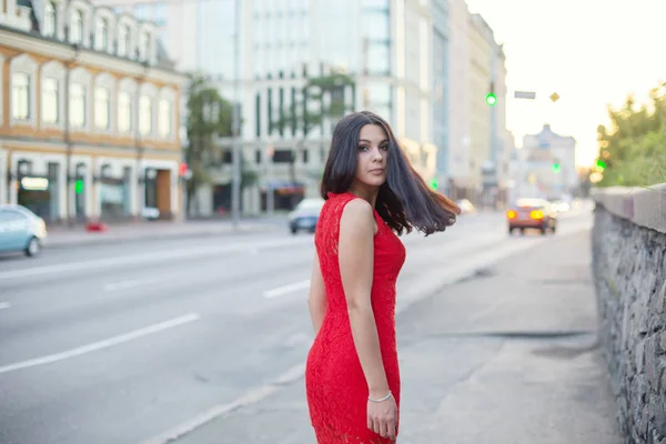 Hermosa Chica Vestido Rojo Está Pie Cerca Carretera Ciudad Mirando —  Fotos de Stock