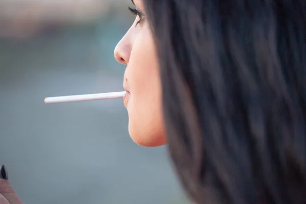 Retrato Uma Jovem Menina Bonita Que Fuma Cigarro Retrato Close — Fotografia de Stock