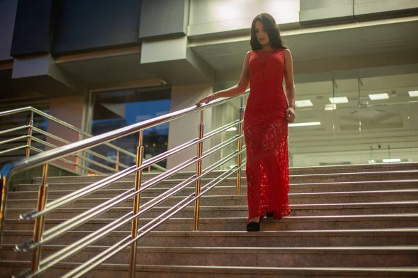 Hermosa Chica Vestido Noche Rojo Camina Por Las Escaleras — Foto de Stock