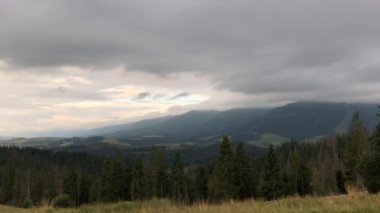 Manzara timelapse fırtına bulutları dağ şafak üzerinde hızlı hareket ile. 4k video.