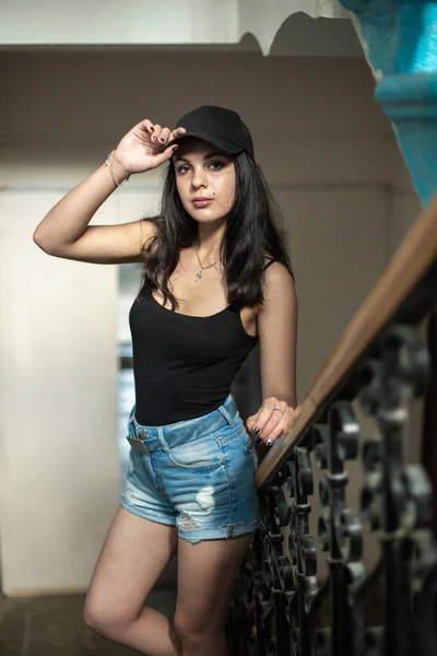 Menina Atraente Shorts Uma Camiseta Fica Uma Escada Pedra Entre — Fotografia de Stock