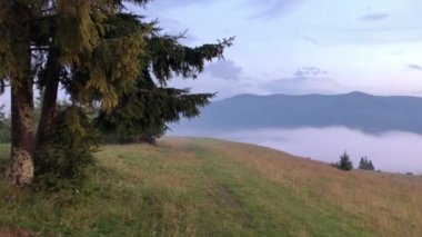 Gün batımında yoğun sis ile güzel dağ manzarası. Kameranın manzara çekimleri.