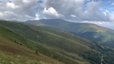 Bir yaz gününde dağın tepesinden güzel dağ manzarası. Güzel bulutlu gökyüzü.