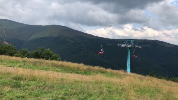 Движущееся Кресло Поднимается Людьми Фоне Гор Летний Пейзаж — стоковое видео