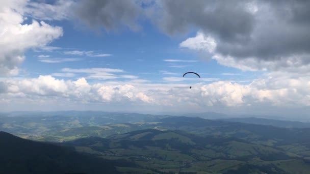 Paraşütler Dağların Muhteşem Bulutlar Zemin Karşı Yukarıda Gökyüzünde Uçuyor — Stok video