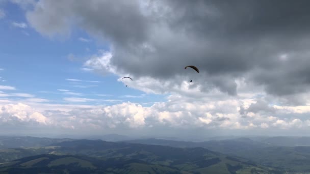 Два Парапланериста Летают Небе Над Горами Фоне Удивительных Облаков — стоковое видео
