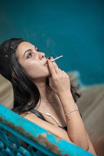 Young Girl Smokes Thin Cigarette While Sitting Stone Staircase Close — Stock Photo, Image
