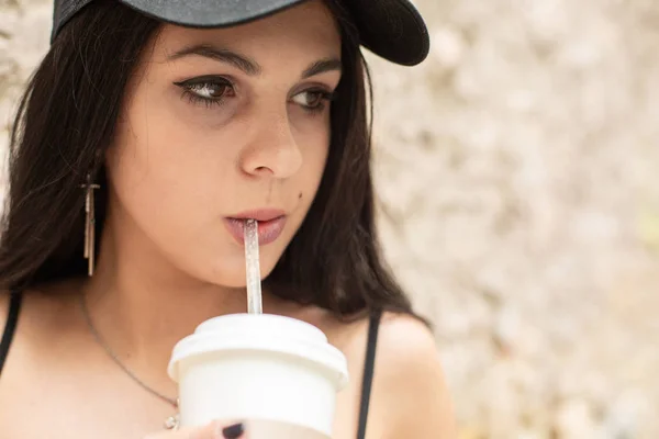 Menina Bonita Bebe Café Uma Xícara Papel Através Uma Palha — Fotografia de Stock