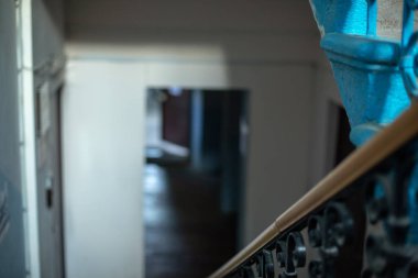 Eski bir konut bina boş merdiven. Ahşap korkuluk portre.