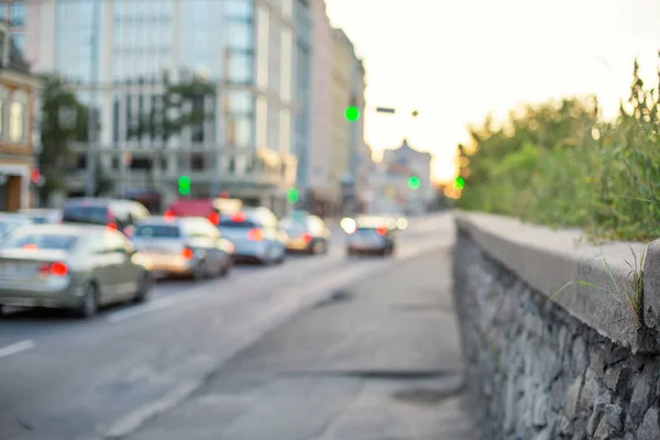 Blurred latar belakang dengan mobil dan bangunan di kota . — Stok Foto