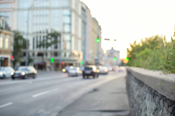 Blurred latar belakang dengan mobil dan bangunan di kota . — Stok Foto