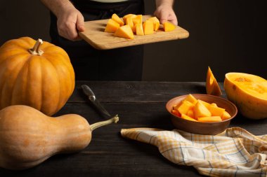 Cook kabak dilimlerini bir kesme tahtası derin bir kasenin içine atar.