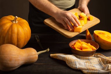 Cook kabak dilimlerini bir kesme tahtası derin bir kasenin içine atar.
