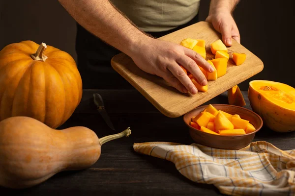 Cook kabak dilimlerini bir kesme tahtası derin bir kasenin içine atar.