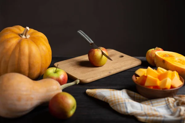 Wooden Black Table Lie Pumpkins Various Sizes Shapes Ripe Apples — Stock Photo, Image