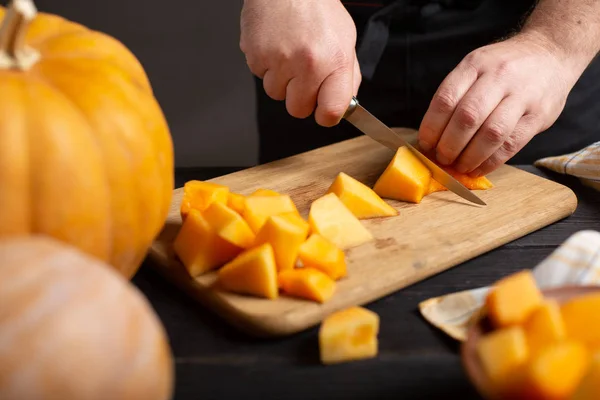 Cook Cuts Pumpkin Pieces Baking Wooden Black Table Lie Pumpkins — Stock Photo, Image