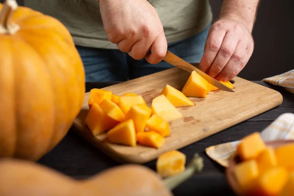 Cook Cuts Pumpkin Pieces Baking Wooden Black Table Lie Pumpkins — Stock Photo, Image