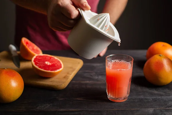 Freshly Squeezed Grapefruit Juice Poured Manual Juicer Glass White Plastic — Stock Photo, Image