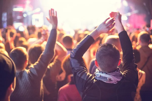 Sanatçı kişilik bir konser kalabalık alkışlar.
