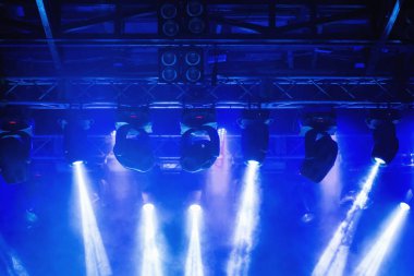 Sahne, konser ışık. Modern projektör cihazları. Güzel renkli ışınları duman Parlatıcı.