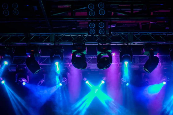 Bühne Konzertlicht Moderne Scheinwerferausrüstung Schöne Bunte Strahlen Scheinen Durch Den — Stockfoto