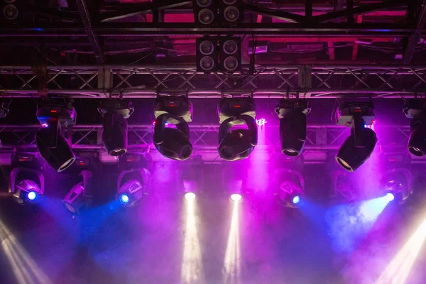 Sahne, konser ışık. Modern projektör cihazları. Güzel renkli ışınları duman Parlatıcı.