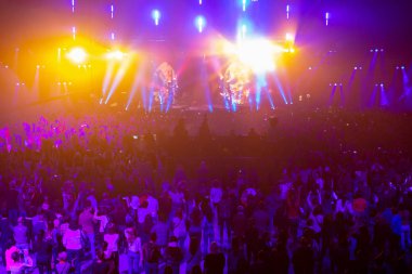 Konser kalabalık bir rock konserinde eğleniyor. Büyük konser salonu büyük bir sahne ile. Bir sürü insan. Yıldırım ekipman. Televizyon bir konser birkaç fotoğraf makinelerinde çekim.