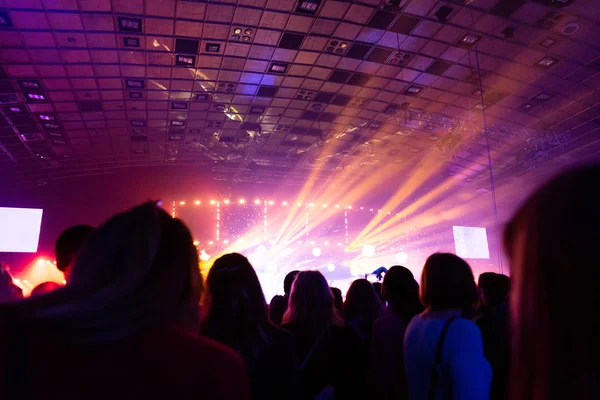 Silhouette Una Folla Concerti Pubblico Guarda Verso Palco Festaioli Concerto — Foto Stock