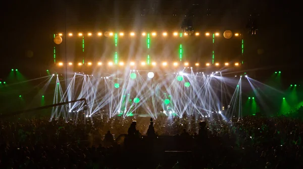 Bühne von schönen Lichtstrahlen beleuchtet. — Stockfoto