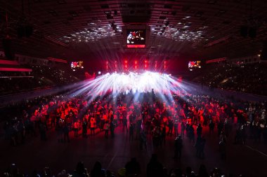 Konser kalabalık bir rock konserinde eğleniyor.