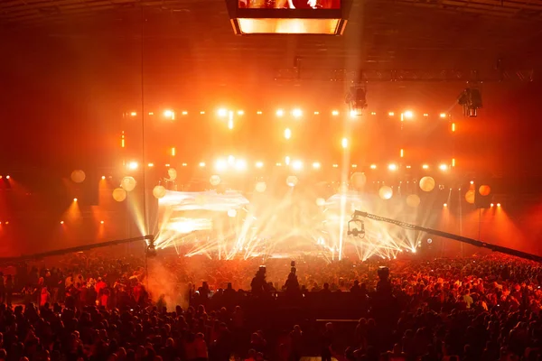 Konser kalabalık bir rock konserinde eğleniyor.