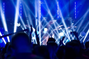 Bir konser kalabalık silüeti. Seyirciler sahne doğru görünüyor. Bir rock konseri parti insanlar. Müzik parti. Müzikal gösteri. Grup siluet. Genç izleyici.