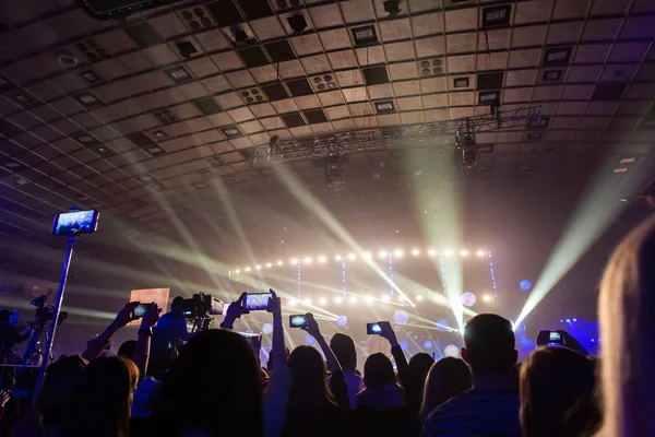 Silhouetten von Zuschauermassen bei einem Konzert mit Smartphones in der Hand. — Stockfoto