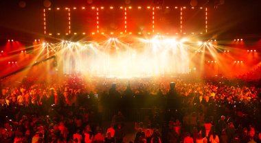 Konser kalabalık bir rock konserinde eğleniyor. Büyük konser salonu büyük bir sahne ile. Bir sürü insan. Yıldırım ekipman. Televizyon bir konser birkaç fotoğraf makinelerinde çekim.