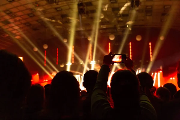 Siluetas Multitudes Espectadores Concierto Con Smartphones Sus Manos Escena Está —  Fotos de Stock