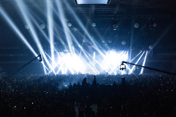 Escena Iluminada Por Hermosos Rayos Equipos Iluminación Multitud Del Concierto — Foto de Stock