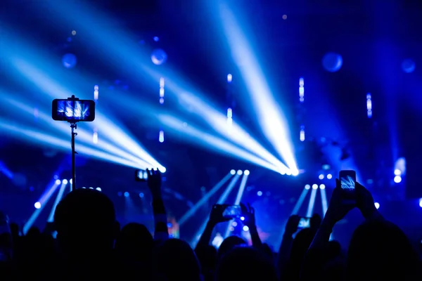 Silhouettes Crowds Spectators Concert Smartphones Hands Scene Beautifully Illuminated Spotlights — Stock Photo, Image