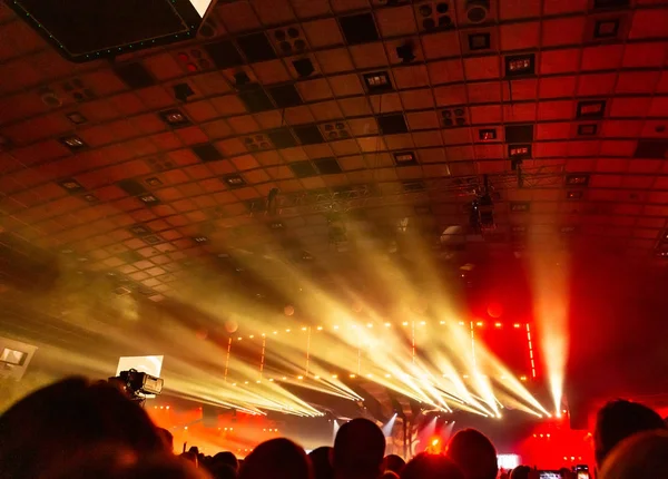 Bir Konser Kalabalık Silüeti Seyirciler Sahne Doğru Görünüyor Bir Rock — Stok fotoğraf