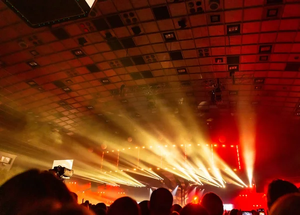 Silueta Una Multitud Conciertos Público Mira Hacia Escenario Gente Fiesta —  Fotos de Stock