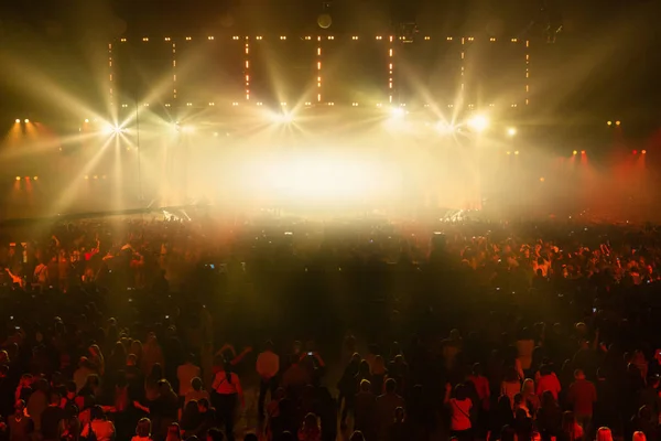 Scene Illuminated Beautiful Rays Lighting Equipment Concert Crowd Having Fun — Stock Photo, Image