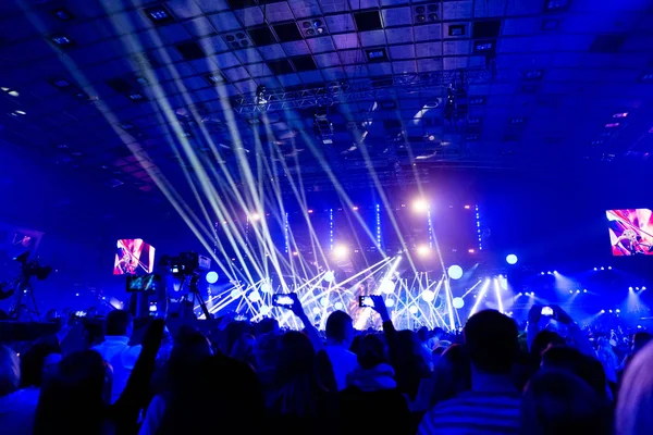 Siluetleri Kalabalık Seyirci Akıllı Ellerinde Bir Konserde Sahne Güzel Tarafından — Stok fotoğraf