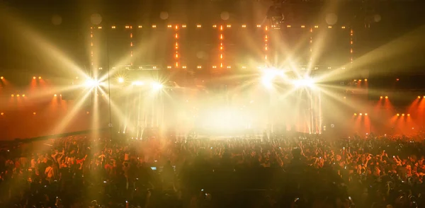 Konser kalabalık bir rock konserinde eğleniyor. Büyük konser salonu büyük bir sahne ile. Bir sürü insan. Yıldırım ekipman. Televizyon bir konser birkaç fotoğraf makinelerinde çekim.